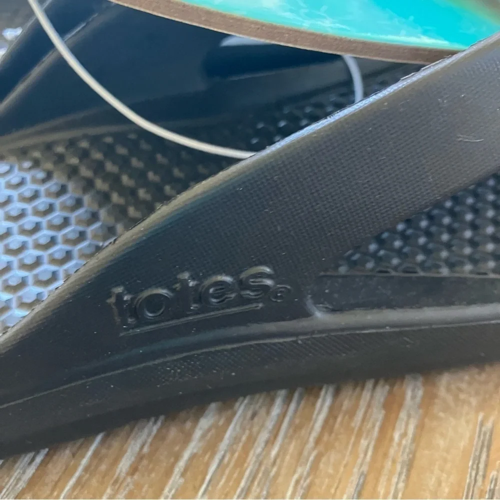 NWT Totes Everywhere Men's Black Flip Flop Thong Sandals 10